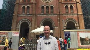 馬西莫·英特羅維吉（Massimo Introvigne）在越南胡志明市西貢聖母聖殿主教座堂門前