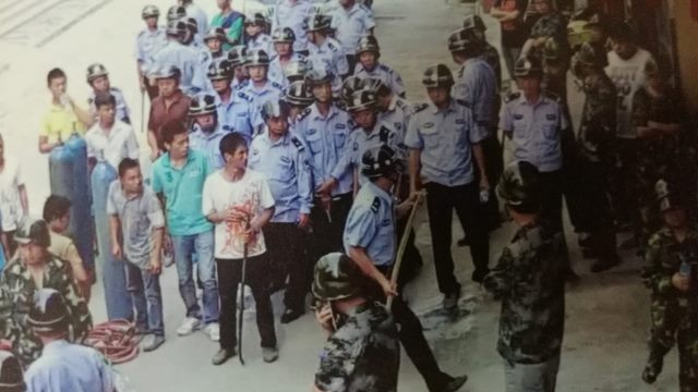 當地政府派遣300名警察來威脅村民簽字(知情人提供) 當地政府派遣300名警察來威脅村民簽字(知情人提供)