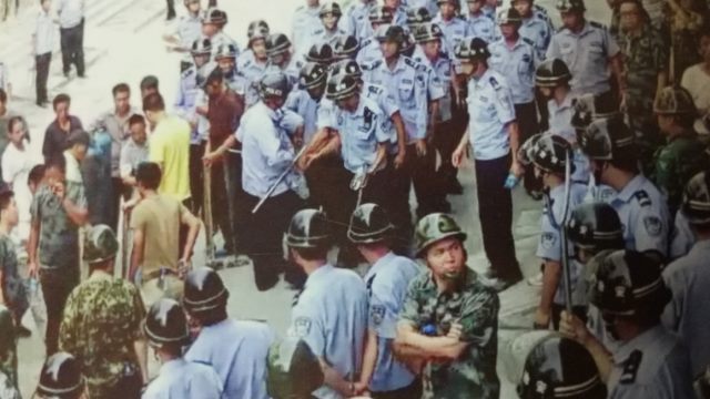 當地政府派遣300名警察來威脅村民簽字(知情人提供) 當地政府派遣300名警察來威脅村民簽字(知情人提供)