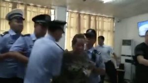 信徒被警察強行帶走