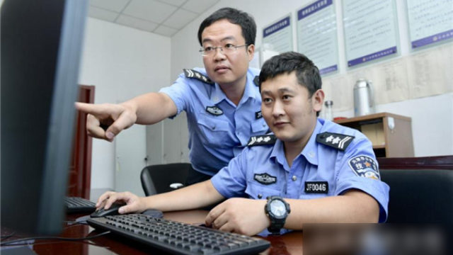 警察看監控畫面(網路圖片) 警察看監控畫面(網路圖片)