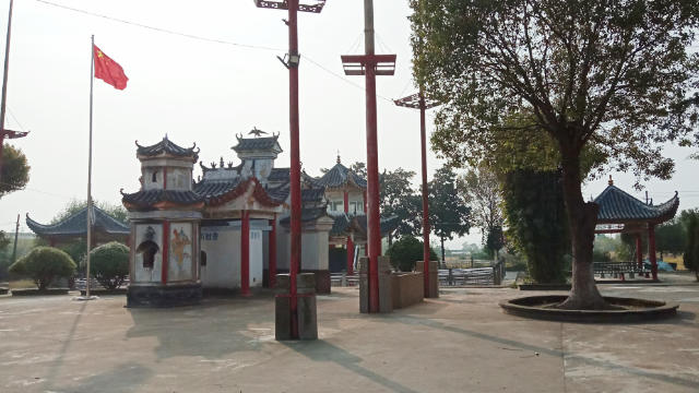 湖北鐵鞭廟豎立國旗(知情人提供) 湖北鐵鞭廟豎立國旗(知情人提供)
