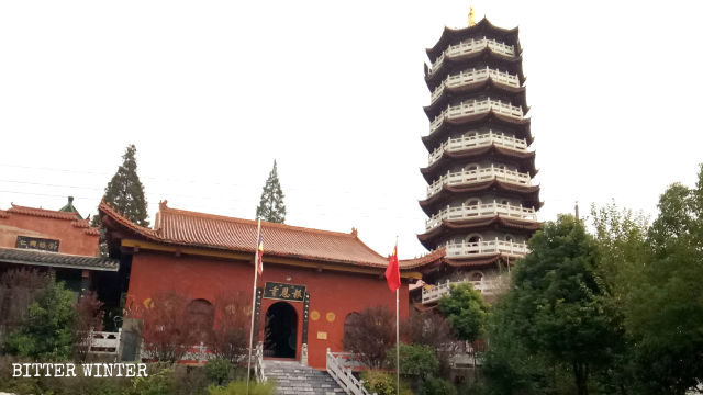 湖北鍾祥市報恩寺升掛國旗 湖北鍾祥市報恩寺升掛國旗