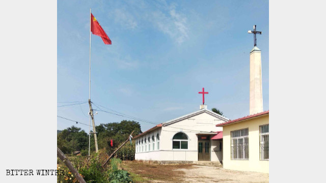 丹東市寬甸滿族自治縣青椅山教堂豎立國旗8月下旬) 丹東市寬甸滿族自治縣青椅山教堂豎立國旗8月下旬)