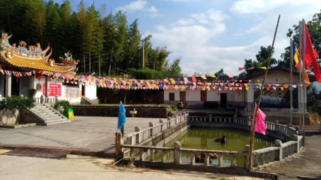 福建德化縣西華岩寺豎立國旗(知情人提供) 福建德化縣西華岩寺豎立國旗(知情人提供)