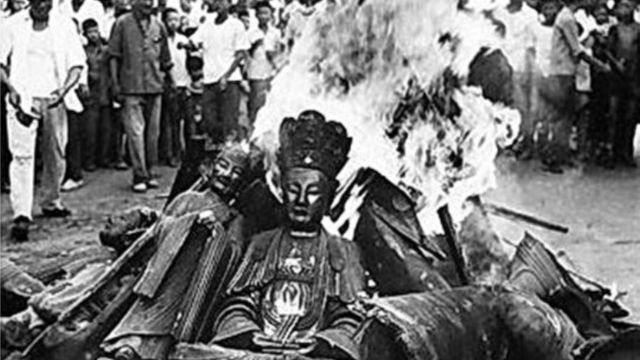 文革時期寺廟被毀佛像被燒(公共領域) 文革時期寺廟被毀佛像被燒(公共領域)