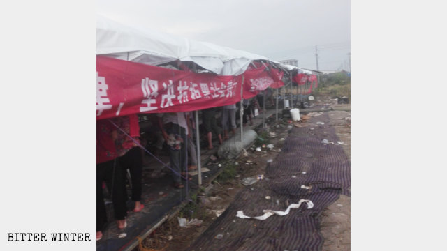 村民在帳篷裡守護農田