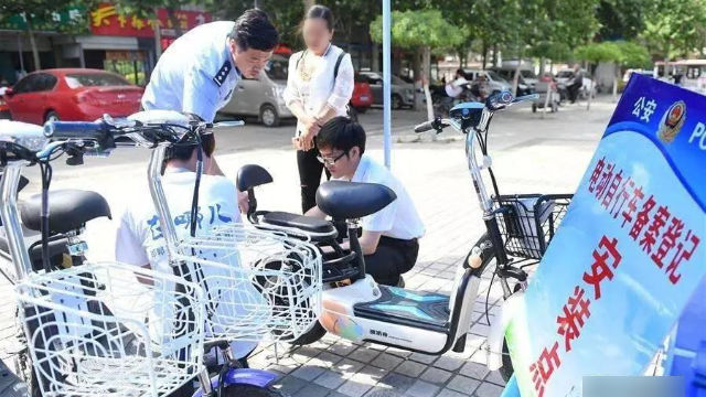 警察給市民的電動車安裝監控器(網絡圖片) 警察給市民的電動車安裝監控器(網絡圖片)