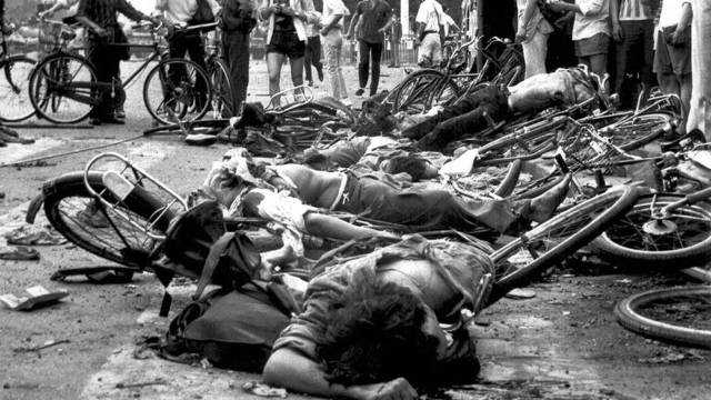 1989年6月4日,天安門廣場上遇難百姓的屍體 1989年6月4日,天安門廣場上遇難百姓的屍體(Courtesy of Rarehistoricalphotos.com)