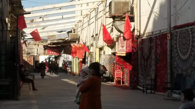 吐魯番的一個集市上紅旗飄飄(2018年夏天) 吐魯番的一個集市上紅旗飄飄(2018年夏天)