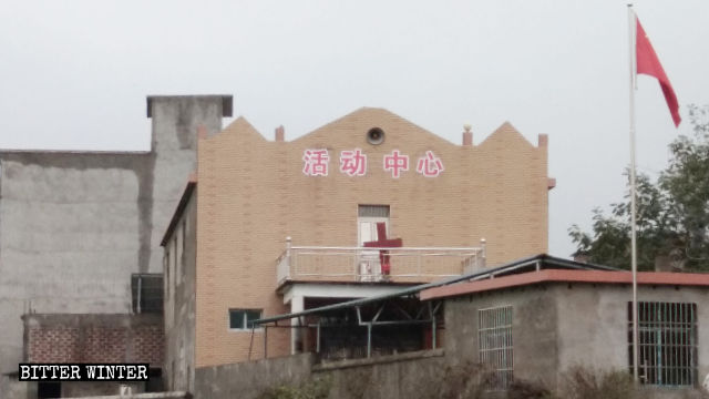 上饒市一三自教堂被改成活動場所，十字架被拆下放在陽台上