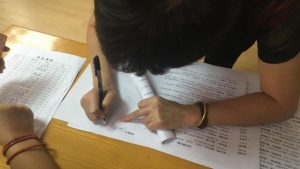 在文件上簽字（網絡圖片）