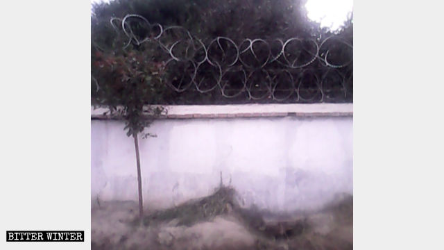 安集海村清真寺围墙上的铁丝网