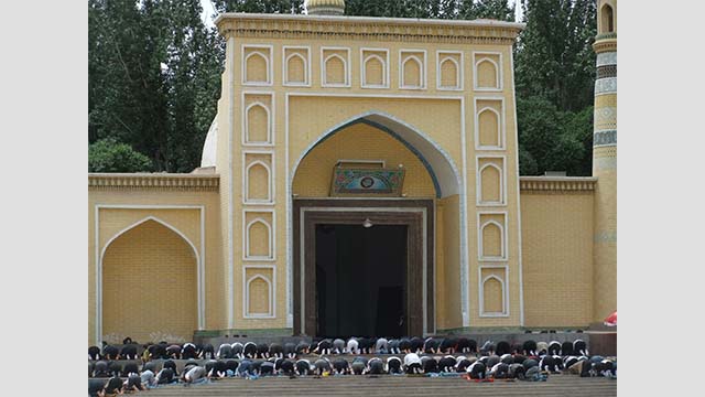2011年的新疆南部喀什，在星期五礼拜日，艾提尕尔大清真寺前台阶上跪满了寺中容不下的敬拜者。
