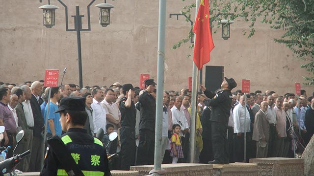 喀什维吾尔人集体参加每周一早上必须参加的政治会议，不到场者要受到严厉处罚，且往往会被带去接受再教育或面临更可怕的命运。