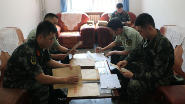 武警北京總隊執勤第九支隊保衛科進行新兵政治考核覆查工作(網絡圖片) 武警北京總隊執勤第九支隊保衛科進行新兵政治考核覆查工作(網絡圖片)