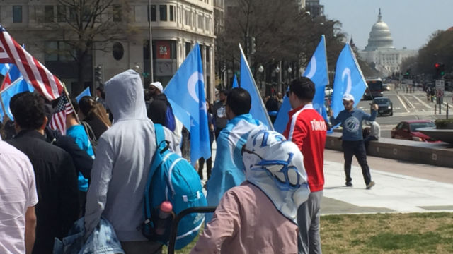 维吾尔人与支持者陆续抵达集会现场