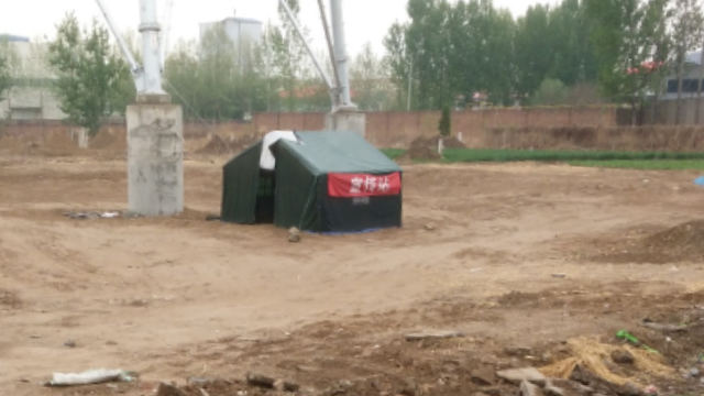 當地政府派人在范主教的墓地旁設崗把守(知情人提供) 當地政府派人在范主教的墓地旁設崗把守(知情人提供)