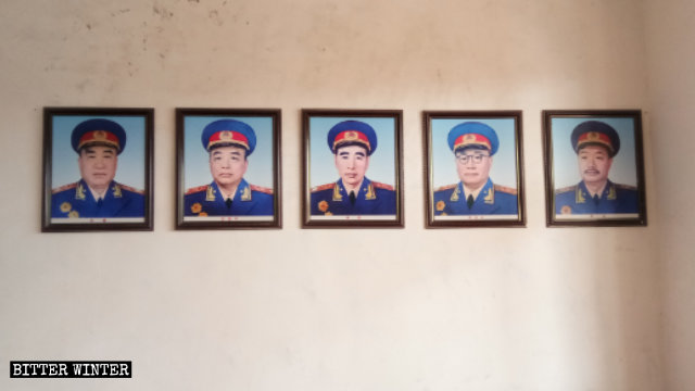殿内的墙上挂着中共开国十大元帅的照片