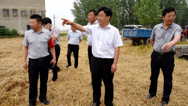 河南某縣政府官員正在檢查工作(網絡圖片) 河南某縣政府官員正在檢查工作(網絡圖片)