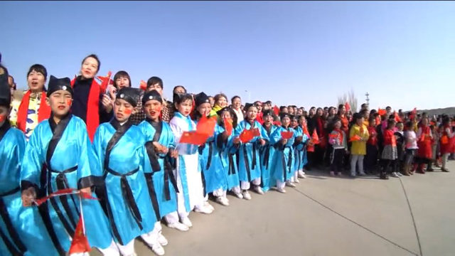 維吾爾兒童被迫身穿漢服迎接維吾爾族迎春節(諾魯孜節,Nowruz) 維吾爾兒童被迫身穿漢服迎接維吾爾族迎春節(諾魯孜節,Nowruz)