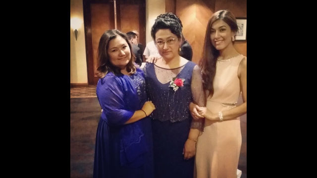 左邊的年輕女士是本文作者孜巴·木拉提,右邊的年輕女士是她妹妹,中間是古麗仙‧阿巴斯醫生 左邊的年輕女士是本文作者孜巴·木拉提,右邊的年輕女士是她妹妹,中間是古麗仙‧阿巴斯醫生