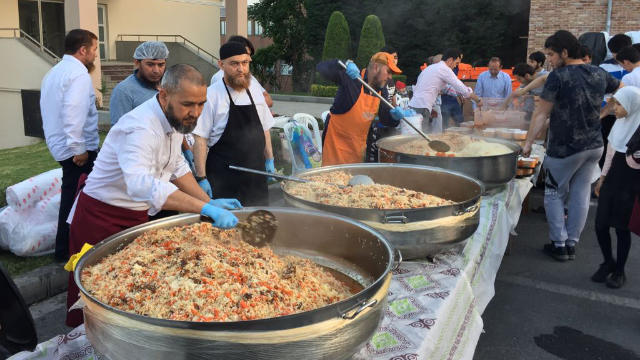 大鍋裡盛的是最受維吾爾人喜愛的民族傳統食物——手抓飯 大鍋裡盛的是最受維吾爾人喜愛的民族傳統食物——手抓飯