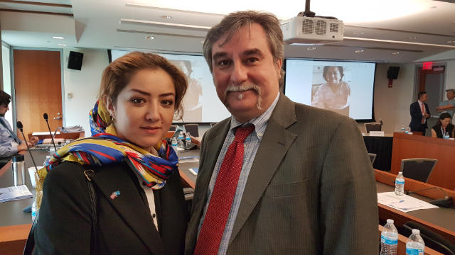 《寒冬》主任马可·莱斯宾蒂与米娜。米娜在会上提供了令人震惊的证词，详细描述了她在新疆遭受迫害的悲惨经历。
