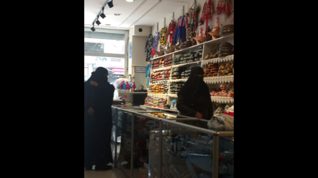 宰廷布爾努的維吾爾婦女,那裡是伊斯坦布爾多數維吾爾人的聚居地。 宰廷布爾努的維吾爾婦女,那裡是伊斯坦布爾多數維吾爾人的聚居地。