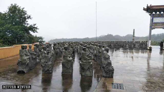 被拆除後的羅漢像被放置寺廟山門旁邊 被拆除後的羅漢像被放置寺廟山門旁邊