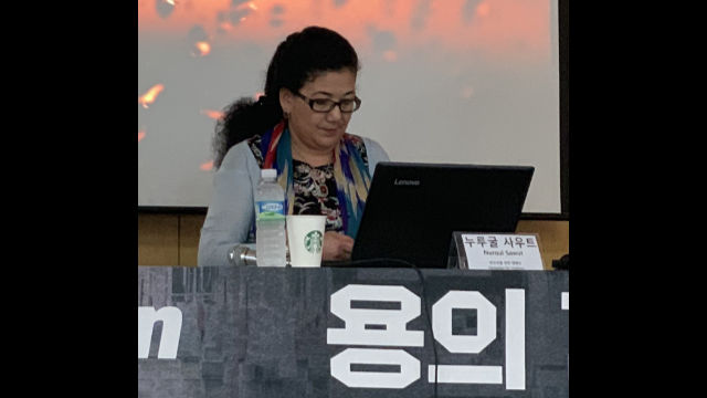 努爾古麗·沙烏特女士出席會議。她看起來像穆斯林極端分子嗎? 努爾古麗·沙烏特女士出席會議。她看起來像穆斯林極端分子嗎?