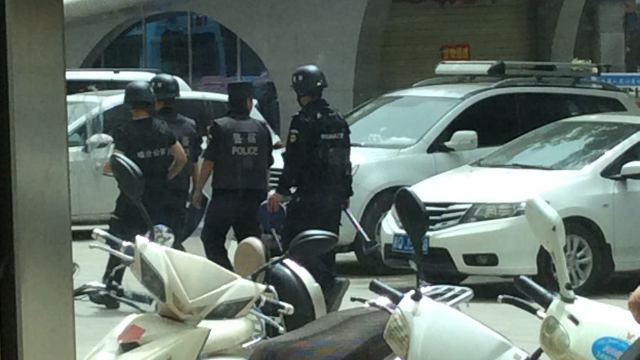 警察在烏魯木齊街頭巡邏。 警察在烏魯木齊街頭巡邏。