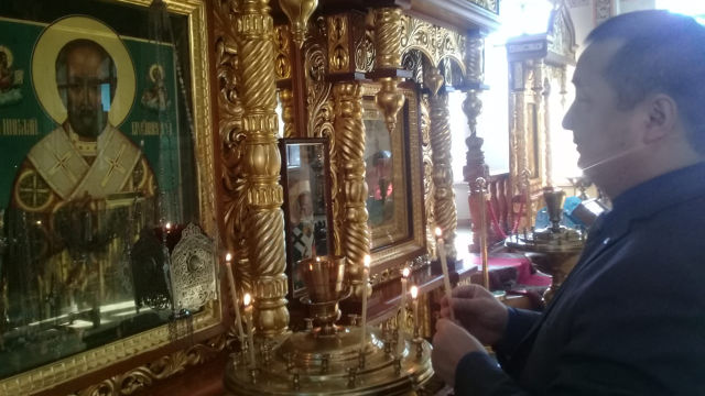重要的见证：着名的异议人士、穆斯林赛尔克坚·比莱喜在哈萨克斯坦阿拉木图一处东正教教堂的照片