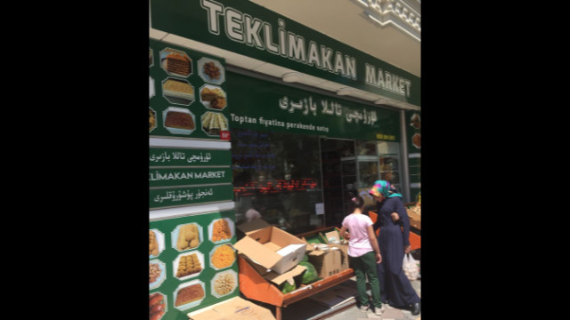 宰廷布爾努一家維吾爾人商店,這家店以新疆南部的塔克拉瑪干沙漠的名字命名,塔克拉瑪干沙漠是一片廣闊的沙丘之地,把整個英國放進去都綽綽有餘。從櫥窗上的食品廣告,到店內的貨品和佈局,讓人恍若置身烏魯木齊,當然這只是夢一般的感覺,回到現實,你會發現其實不是。 宰廷布爾努一家維吾爾人商店,這家店以新疆南部的塔克拉瑪干沙漠的名字命名,塔克拉瑪干沙漠是一片廣闊的沙丘之地,把整個英國放進去都綽綽有餘。從櫥窗上的食品廣告,到店內的貨品和佈局,讓人恍若置身烏魯木齊,當然這只是夢一般的感覺,回到現實,你會發現其實不是。
