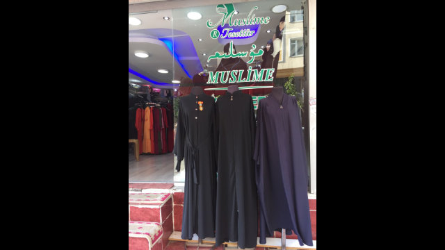 維吾爾女裝專賣店,所售服飾在中國被禁售,但在土耳其卻可以隨便選購 維吾爾女裝專賣店,所售服飾在中國被禁售,但在土耳其卻可以隨便選購