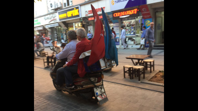 騎著摩托車的維吾爾人,他們的車尾飄著土耳其國旗和東突厥斯坦國旗。 騎著摩托車的維吾爾人,他們的車尾飄著土耳其國旗和東突厥斯坦國旗。