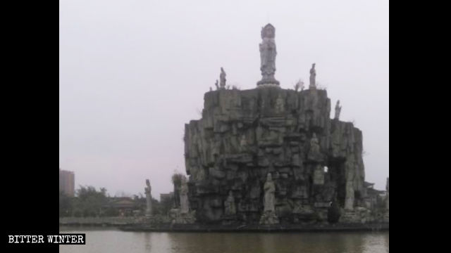 觀音島上的觀音像被圍之前 觀音島上的觀音像被圍之前