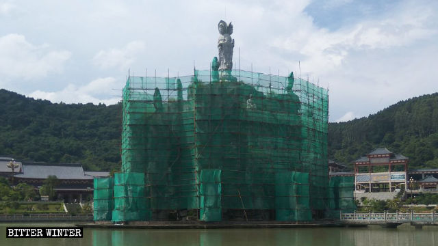 觀音島被安全網圍住,多數觀音像已「消失」 觀音島被安全網圍住,多數觀音像已「消失」