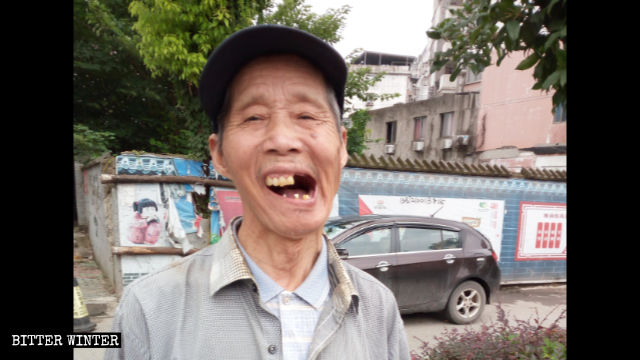 嚴春香老人的牙齒被打掉 嚴春香老人的牙齒被打掉