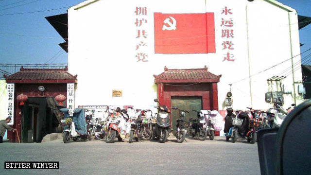 教堂外牆上印製的特大黨旗(後被更換為社會主義核心價值觀) 教堂外牆上印製的特大黨旗(後被更換為社會主義核心價值觀)