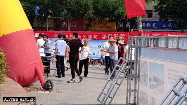 警察向民眾分發打擊全能神教會的宣傳資料 警察向民眾分發打擊全能神教會的宣傳資料
