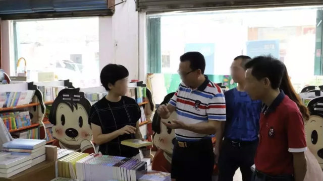 廣東某地政府人員在一書店裡檢查出版物(網絡圖片) 廣東某地政府人員在一書店裡檢查出版物(網絡圖片)