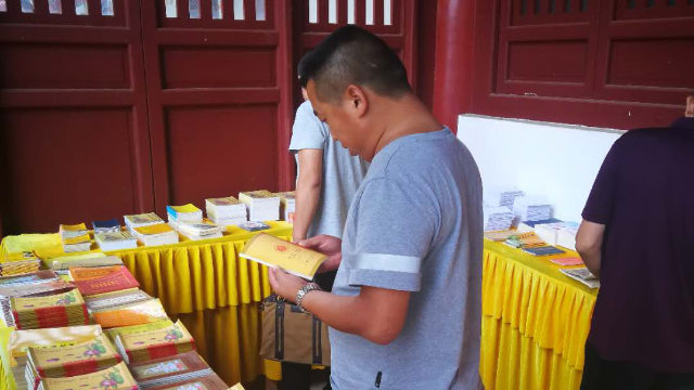湖北某地執法人員在一寺廟裡檢查佛教出版物(網絡圖片) 湖北某地執法人員在一寺廟裡檢查佛教出版物(網絡圖片)