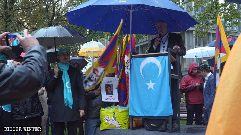 英國自民黨歐洲議員菲爾·班尼恩（Phil Bennion）在雨中發言