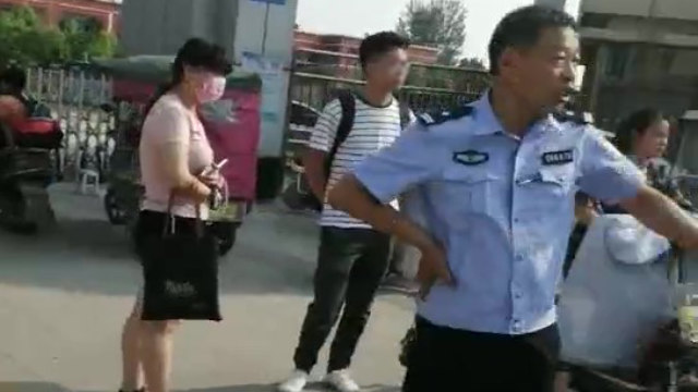 警察對死者家屬咆哮：「你兒子死了也不能在這裡鬧！」（知情人提供）