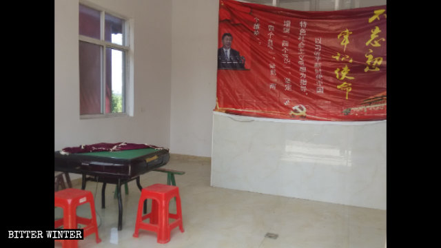 堂內正中掛習近平像,擺放麻將桌 堂內正中掛習近平像,擺放麻將桌