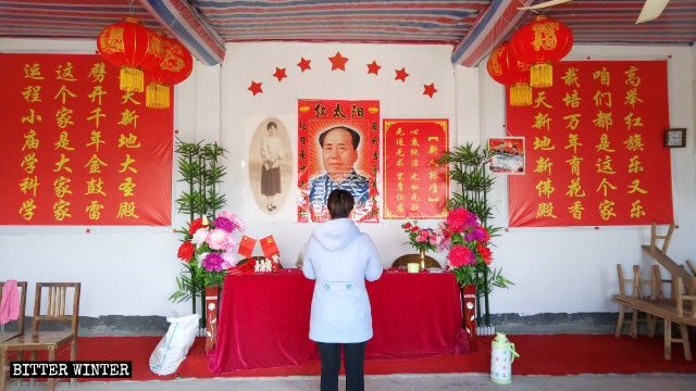毛澤東畫像貼在廟內的正位 毛澤東畫像貼在廟內的正位