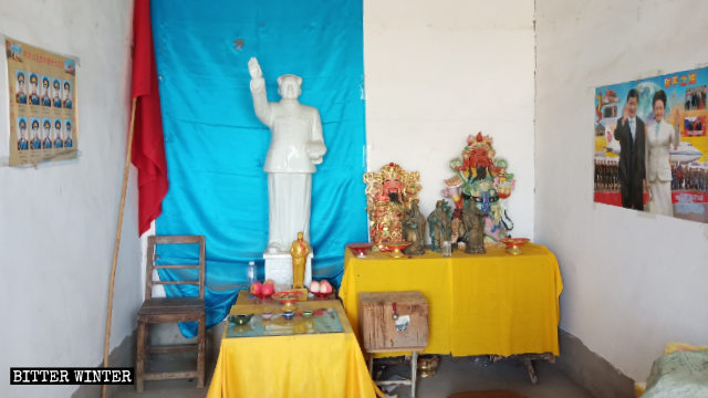 郟縣三皇姑寺廟內立著毛澤東雕像，牆上貼著習近平夫婦的畫像