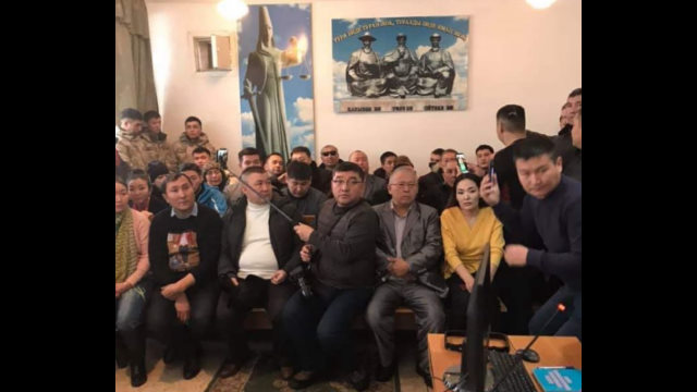 聲援難民的人士不顧警察的阻止趕到宰桑參加聽證會。