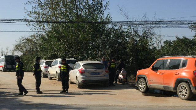 政府人員把守淨心院旁邊的路口(知情人提供) 政府人員把守淨心院旁邊的路口(知情人提供)